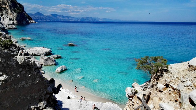 Pensioners looking for paradise between Sardinia, Portugal and Balearic Islands