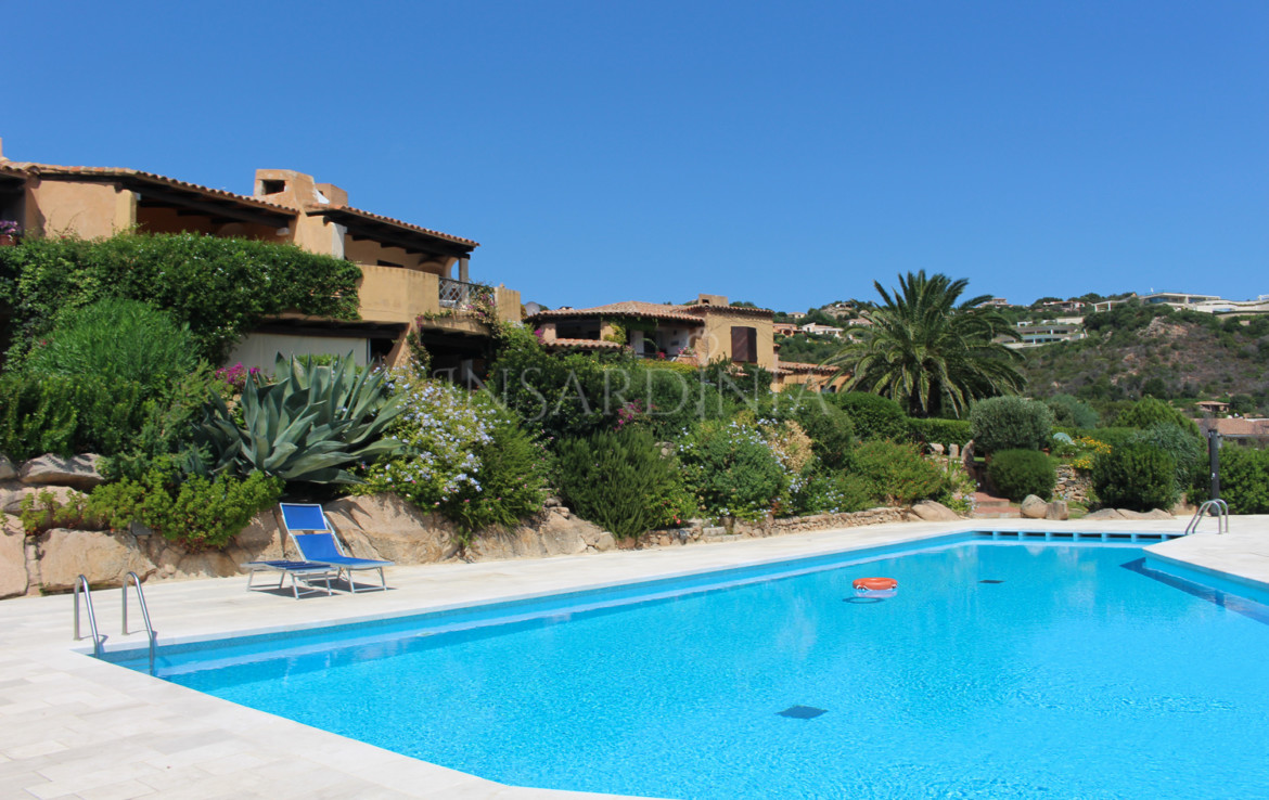 Villa en location dans une résidence à Abbiadori avec terrasse et splendide vue mer  