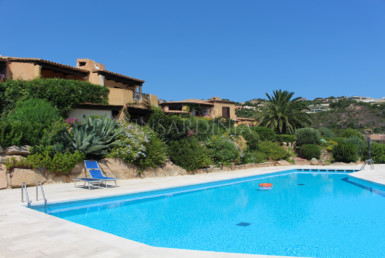 Villa en location dans une résidence à Abbiadori avec terrasse et splendide vue mer  