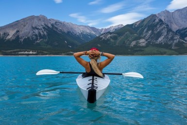 Donna in canoa all'estero