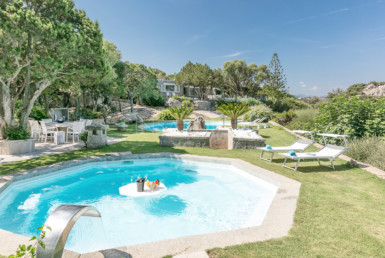 Porto Rotondo: villa with swimming-pool and garden for rent
