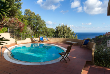 Costa Paradiso: villa with swimming-pool and garden