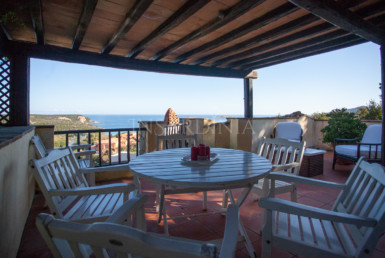 Spettacolare villa in affitto in Costa Smeralda immersa nella vegetazione con vista panoramica sulla Baia del Pevero